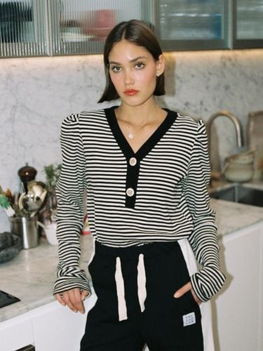 MANNY V NECK TOP_STRIPE BLACK - THE ASHLYNN - Modalova