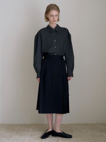 PLEATS BELTED SKIRT_BLACK - ovbeige - Modalova