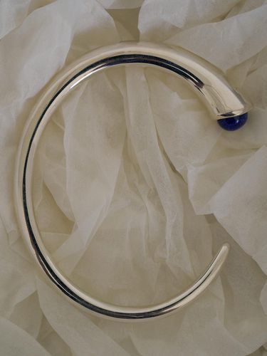 VEI] 925silver PETAL GEM OPEN BANGLE_LAPIS LAZULI - ovbeige - Modalova