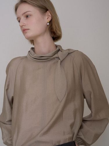 HIGH NECK TIE BLOUSE_TAUPE BROWN - ovbeige - Modalova