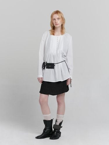 PINTUCK BLOUSE [WHITE] - LOW TIDE - Modalova