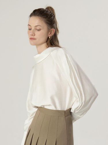 High-neck voluminous blouse White - MOMET - Modalova