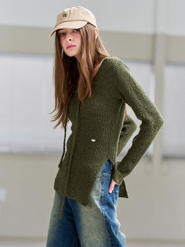 Scarf Layered V-neck Pullover [KHAKI] / WBD3L05516 - GENERAL IDEA - Modalova