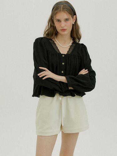 V NECK SHIRRING LACE BLOUSE - BLACK - MORE THAN LIKE - Modalova