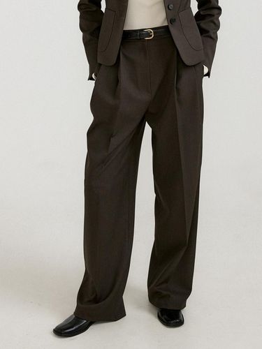 DEAR TWO TUCK TROUSER_DARK BROWN - octette - Modalova