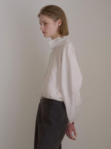 HIGH NECK TIE BLOUSE_White - ovbeige - Modalova