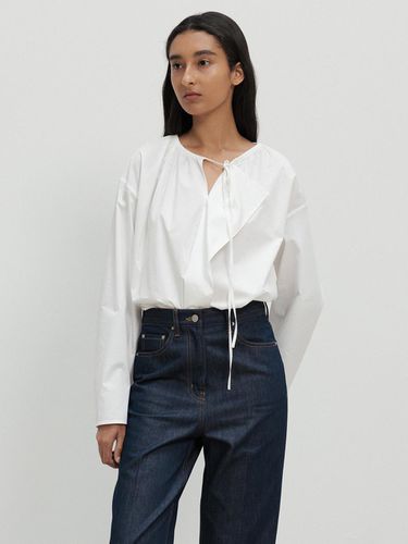 Shirring Round-Neck Blouse_White - RRACE - Modalova