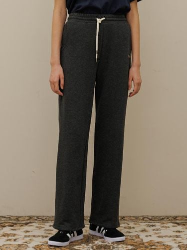 Basic straight sweat pants_Charcoal - Charles de Rohan - Modalova