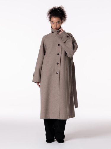 BACK SLIT BELTED LONG COAT - BEIGE - MAKE A TOAST - Modalova