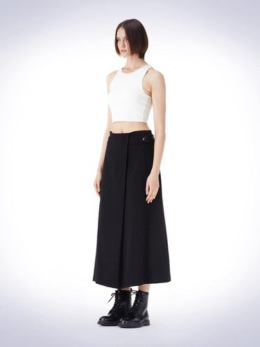 DIAGONAL TUCK BELT SKIRT BLACK - HAUS 072C - Modalova