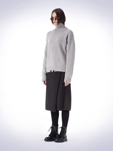 DAMAGE HIGH-NECK PULLOVER KNIT - HAUS 072C - Modalova