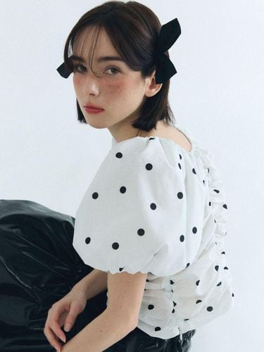 Dot shirring blouse - FABRIC SEOUL - Modalova