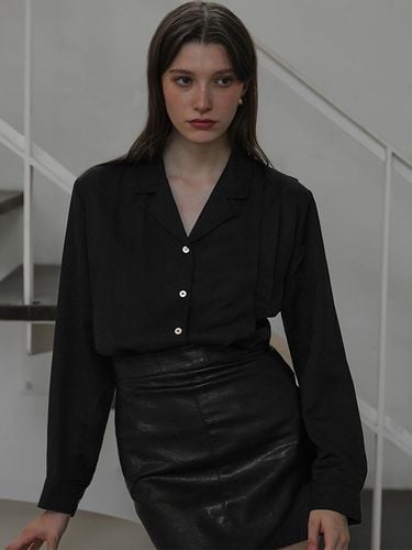 Open Collar Pleats Blouse [Black] - DEHEVE - Modalova