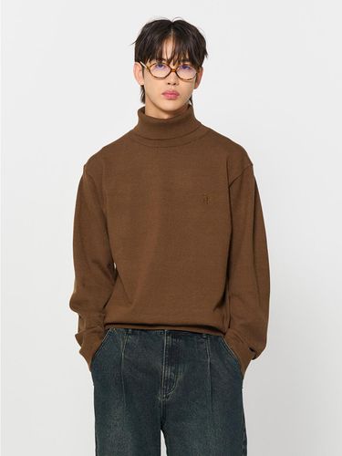 MAN Essential Turtleneck Pullover [BROWN] / SBD3M0 - GENERAL IDEA - Modalova