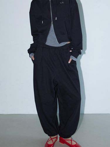 SOFT TOUCH ONE-TUCK SWEATPANTS - michikolondon - Modalova