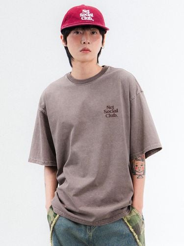 SMALL LOGO PIGMENT TEE (BROWN) - Net Social Club - Modalova