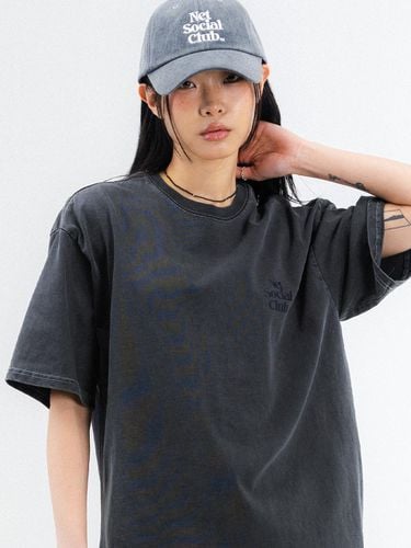 SMALL LOGO PIGMENT TEE (BLACK) - Net Social Club - Modalova