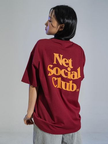 WAVY VIVID LOGO TEE (BURGUNDY) - Net Social Club - Modalova