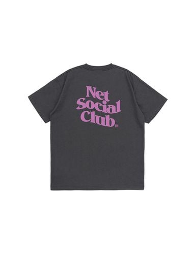 WAVY VIVID LOGO TEE (CHARCOAL) - Net Social Club - Modalova