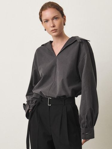 Two-Way High-Neck Blouse_CHARCOAL - ARTID - Modalova