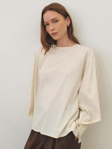 Linkle-Free Round Neck Slit Blouse_LIGHT BEIGE - ARTID - Modalova