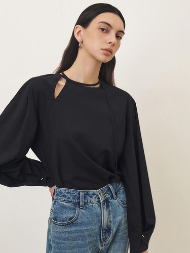 Linkle-Free Round Neck Slit Blouse_BLACK - ARTID - Modalova