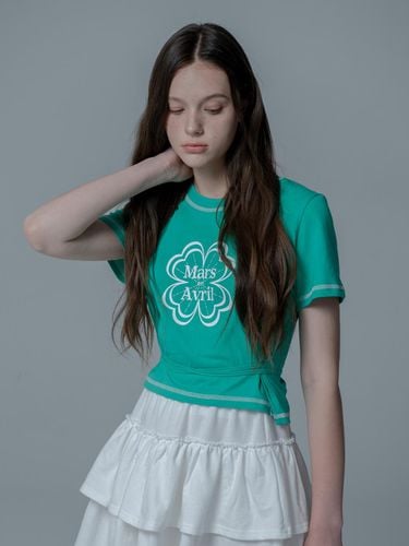 MINI CLOVER STRING CROP TSHIRT_GREEN WHITE - mars en avril - Modalova