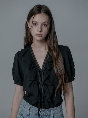 FRILL LACE RIBBON BLOUSE_BLACK - mars en avril - Modalova