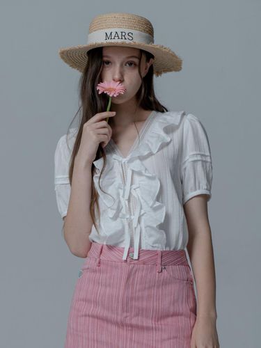 FRILL LACE RIBBON BLOUSE_IVORY - mars en avril - Modalova