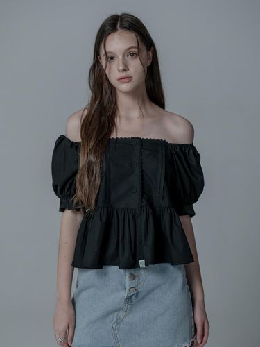 OFF-SHOULDER BAND CROP BLOUSE_BLACK - mars en avril - Modalova