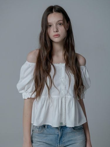 OFF-SHOULDER BAND CROP BLOUSE_IVORY - mars en avril - Modalova