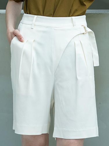 TIE 2-TUCK BERMUDA SHORTS _ white - NOIXTE - Modalova