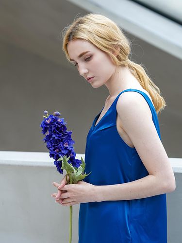 PURE SLEEVELESS DRESS _ ROYAL BLUE - NOIXTE - Modalova