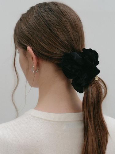 Daphne Velvet Hair Scrunchie_Black - LOOKAST - Modalova