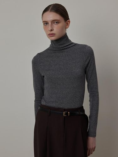 Wool Soft Basic Long Sleeved Turtleneck T-shirt - Q’SRB - Modalova