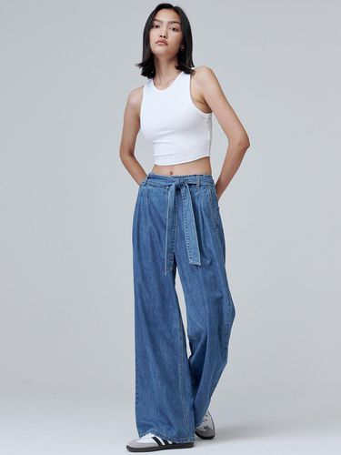 Two tuck belded wide denim pants (Indigo) - MaLoupe - Modalova