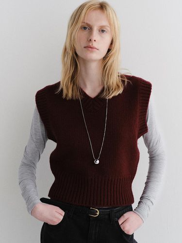 Cosy knit vest_burgundy - ARCHAIC - Modalova