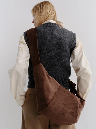 Suede sling bag_brown - ARCHAIC - Modalova