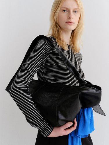 Vegan leather sling bag_black - ARCHAIC - Modalova