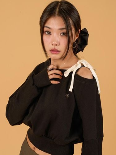 Cropped Ribbon Coloring Off-Shoulde Sweatshirt - KOLEAT - Modalova