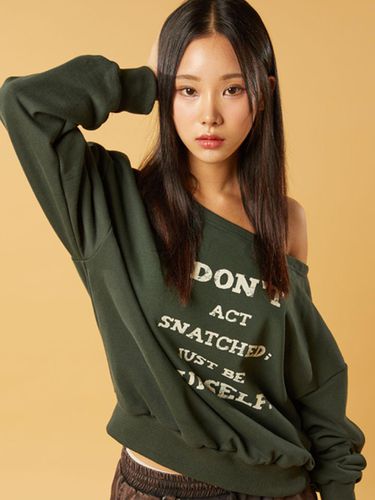 Overfit Off-Shoulder Vintage Lettering Sweatshirt - KOLEAT - Modalova