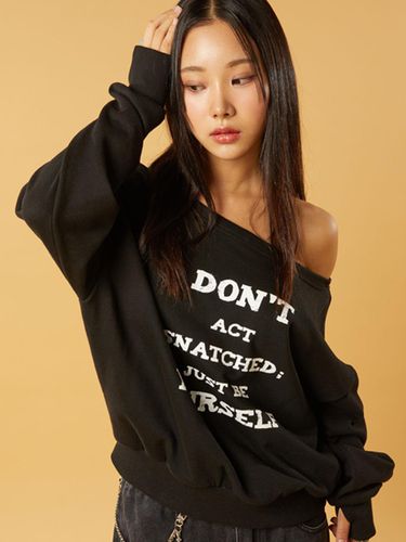 Overfit Off-Shoulder Vintage Lettering Sweatshirt - KOLEAT - Modalova