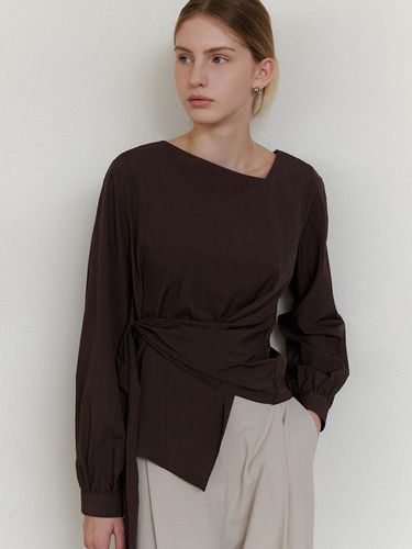 Comos 1214 unbalance wrap blouse () - ourcomos - Modalova