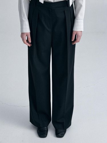 Loose Fit Two-tuck Slacks (Stripe ver.)_Stripe Bla - ORE - Modalova