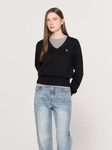 Essential V-neck Pullover [BLACK] / WBD3L05534 - GENERAL IDEA - Modalova