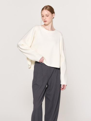 Round Cut Knit Sweatshirt [BEIGE] / WBD3L53591 - GENERAL IDEA - Modalova