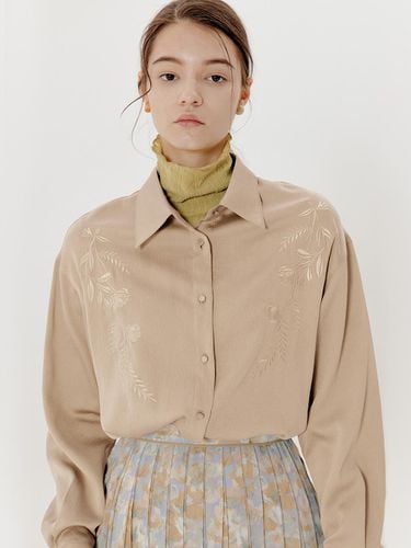 FLOWER POINT RELAXED FIT BLOUSE_BEIGE - ouel - Modalova