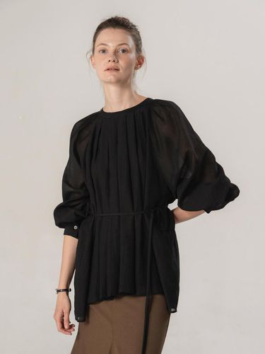 Haute Pintuck Blouse Black - MOMET - Modalova