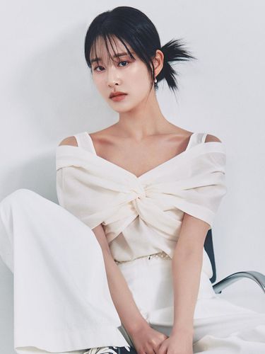 Kiko / Off-Shoulder Big Ribbon Blouse(3color) - S BLANC - Modalova