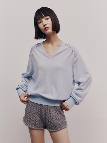 Silky Slim V-neck Pullover (Blue) - Maggie - Modalova